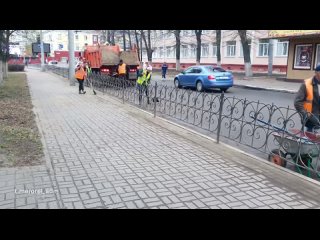 А тем временем наши дорожники проводят влажную уборку тротуаров и проезжей части — удаляют пыль и песок, скопившиеся за зимние м