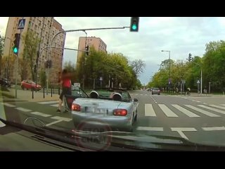 Драка между велосипедистом и водителем кабриолета в Варшаве