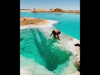 Удивительные солёные озёра в оазисе Сива в Египте, вода которых держит на плаву даже тех, кто не умеет плавать!