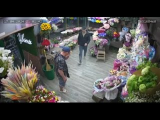 В Ростове задержали двоих мужчин за кражу в цветочном магазине