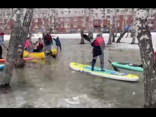 В Омске устроили заплыв в огромной луже