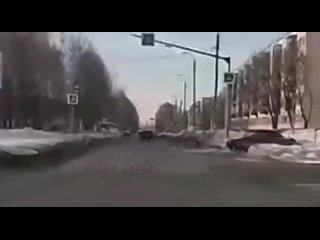 В ходе мониторинга соц.сетей выявлен видеоролик, в котором водитель автомобиля ВАЗ в Нижнекамске специально вводил транспорт в у
