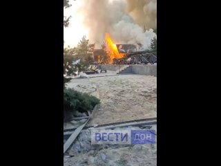 Пожарные тушат огонь в Ростовском банном комплексе