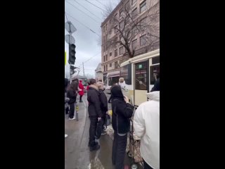 В Краснодаре сегодня пассажиры толкали свой трамвай, который заглох на перекрёстке😁

К сожалению, усилия были напрасны, трамвай