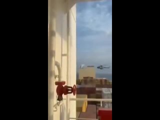 Неизвестные захватили португальское торговое судно ARIES в Ормузском проливе, сообщает саудовский телеканал Al-Arabiya. Отмечает