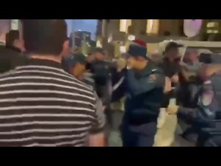В центре Еревана полиция жестко задержала сторонников Национально-демократического полюса