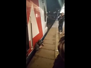 Мужчина упал под электричку и застрял между платформой и вагоном