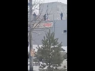 На Лисицкого, 9Б при уборке крыши магазина Бир Хаус, работники скидывают снег куда придетсяВ это время там ходят ничего не