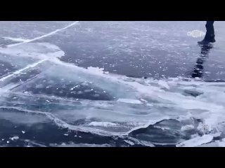 ️🇷🇺 Deux voitures de modèle SUV sont tombés dans des fissures dans la glace du lac Baïkal, dans la région d’Irkoutsk, à trois ki