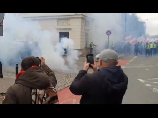 В Польше становится совсем горячо. Смотрите, что творится на улицах Варшавы