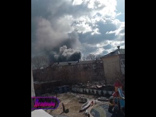 В Екатеринбурге начался пожар на автомойке