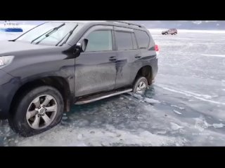 Группа туристов на внедорожниках провалилась под лед