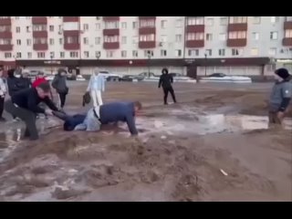 Коммунальщики убирают песок, который остался после установки катка в Солнечногорске. Работы проводят на Советской площади