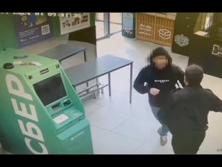 Мужчина пырнул ножом охранника при попытке украсть алкоголь из магазина на Лазоревом проезде на северо-востоке Москвы