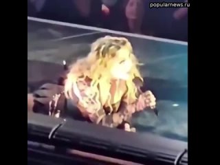 Мадонну уронили во время выступления в Сиэтле, но это не помешало ей продолжить петь.