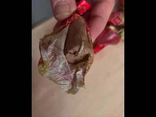 Женщина из Перми купила в сетевом магазине шоколадные конфеты с необычной начинкой — в конфетах были червяки

Вкусно и точка 😁