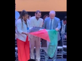 🇵🇸🇧🇷 El presidente de Brasil, Lula Da Silva levanta la bandera de Palestina durante la abertura de la IV edición de la Conferenc