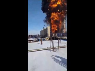Эпичный пожар в Твери: недостроенная многоэтажка вспыхнула как факел