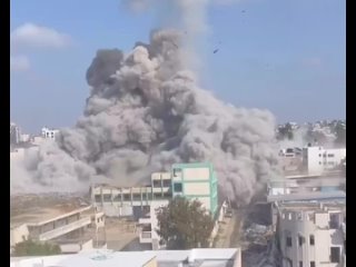 El momento de los ataques aéreos israelíes contra el mercado de Al-Feras en la ciudad de Gaza