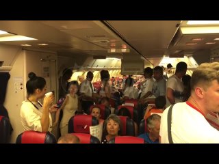 Спустя несколько часов пассажиров задымившегося самолета Azur Air посадили в тот же салон — люди вновь задыхаются от жары и ника