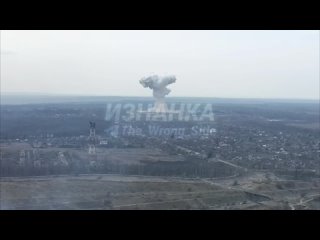 🇷🇺🇺🇦 Llegada (¿FAB 1500?)por la zona industrial de Chasov Yar, donde están estacionadas las fuerzas militares ucranianas