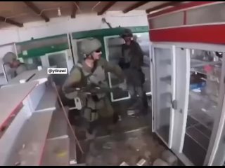 Оккупационные солдаты документируют то, как ради развлечения разрушают магазин в Газе.