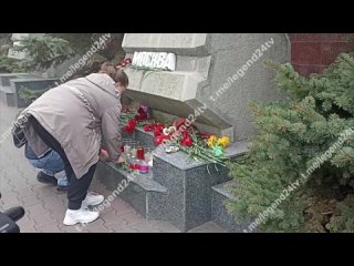 Севастопольцы продолжают нести цветы и свечи к народным мемориалам