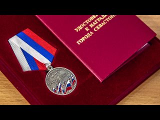 На 35-й береговой батарее вручил первые медали В ознаменование 10-летия возвращения Севастополя в Россию людям, которые были а