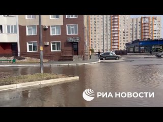 В оренбургском ЖК “Дубки“ из-за паводка вода уже проникла во дворы многоэтажных домов