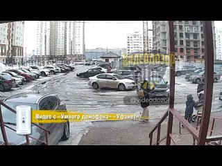 Водитель обрызгал пешеходов и дважды ударил припаркованный автомобиль в Башкирии