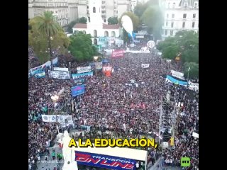 personas inundan las calles de Buenos Aires en protesta contra el recorte de Milei a la educación