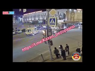 В Казани трамвай протаранил автомобиль - пассажирку машины доставили в больницу