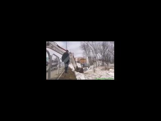 Экскаватор едва не утопили в Южно-Сахалинске во время спасения пенсионеркиИнцидент произошёл 30 марта на улице Набережной: