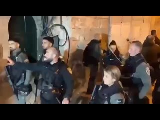 ️Clashes broke out in the Old City of Jerusalem after zionist terrorists this evening prohibited worshipers under the age of 40