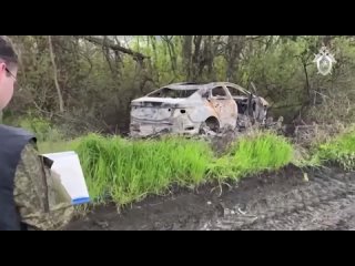 В машине пробили колесо, трое мужчин вызвались помочь.