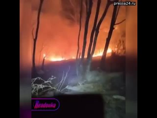 Кадры мощного пожара на юге Приморской области — огонь продолжает выжигать улицы  Сильный пожар в На