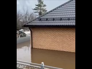 🫢 Мэр Оренбурга призвал спасаться 

Согласно прогнозам, уровень воды неизбежно превысит опасные значения, поэтому местным жителя