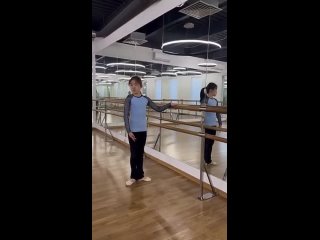 Наша гостья из Китая работает у балетного станка с педагогом хореографии Самарской Ириной Викторовной