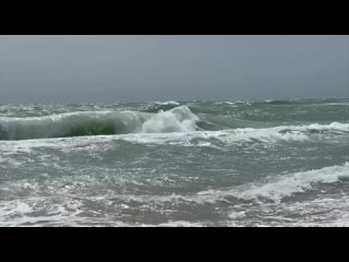 В Анапе на море бушует шторм, а на берегу ветер засыпает глаза песком.