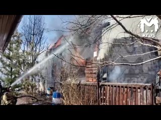 Деревянный дом горит в СНТ на Елены Стасовой
