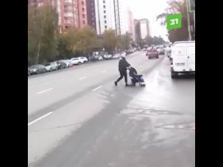 «Мама хочет погулять». Женщина с коляской побежала через дорогу