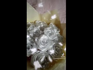 Белый букет из атласных роз.
