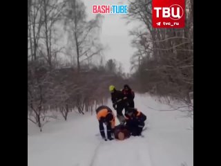🇷🇺 Екатеринбургские сотрудники МЧС спасли замерзавшую в лесу бабушку
