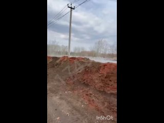 Жители ЖК «Перовский» села Ивановка соорудили самодельную дамбу, чтобы спасти свои дома от подтопления