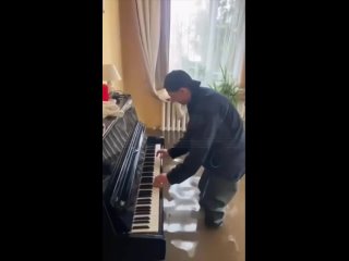 Житель мкрн в посёлке Куйбашева исполнил на пианино венгерский «Чардаш»