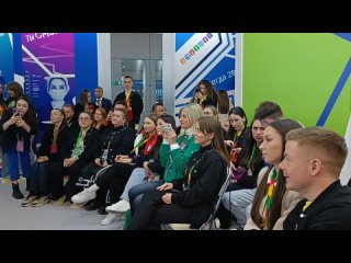 Губернатор Омской области Виталий Хоценко  приехал на Всемирный фестиваль молодежи в Сочи и пообщался с участниками