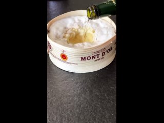 Mont dor , французский сыр, который едят горячим