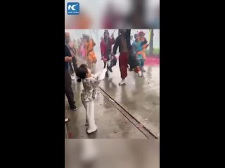 В провинции Гуандун на юге Китая пятилетняя девочка присоединилась к танцевальному параду Ингэ, чем очаровала зрителей.