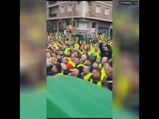Испания  Испанские фермеры выгоняют полицию с протеста в Логроньо. Гнев фермеров в Испании продолжал