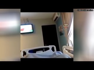 Это видео снимает человек после операции. Он показывает на видео свою палату. Когда пациент поворачи